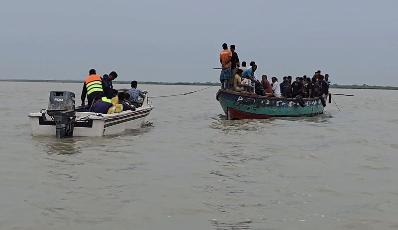 শরীয়তপুরের গোসাইরহাটের মাঝেরচর এলাকায় মেঘনা নদীতে ট্রলার ডুবির ঘটনায় মা, মেয়ে ও ছেলের মৃত্যু হয়েছে। নিখোঁজ আরও দুজনের সন্ধানে উদ্ধার অভিযান চালাচ্ছেন ফায়ার সার্ভিস ও পুলিশের সদস্যরা